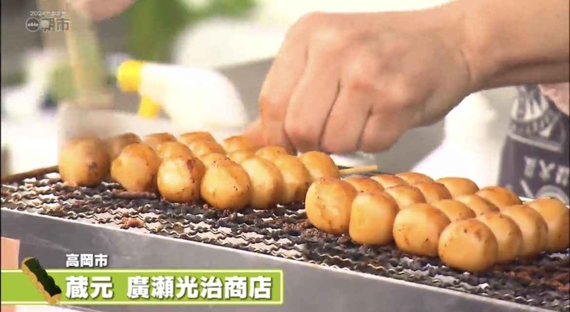 焼き醤油団子の調理の様子